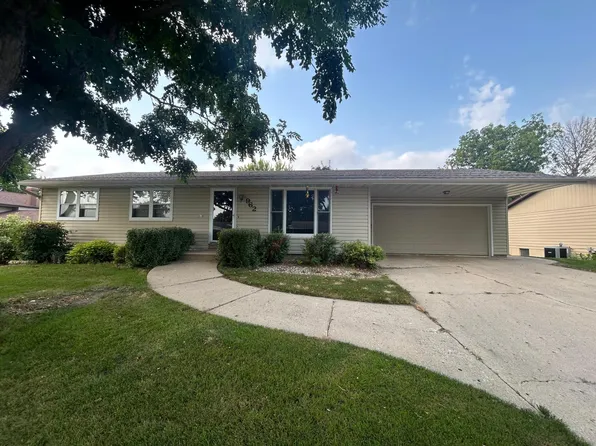 962 Miles Dr, Worthington, MN 56187