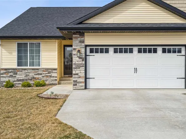 909 Hillside Dr, Tiffin, IA 52340