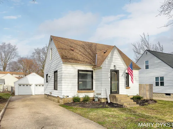 124 S Fairview Rd, Zeeland, MI 49464