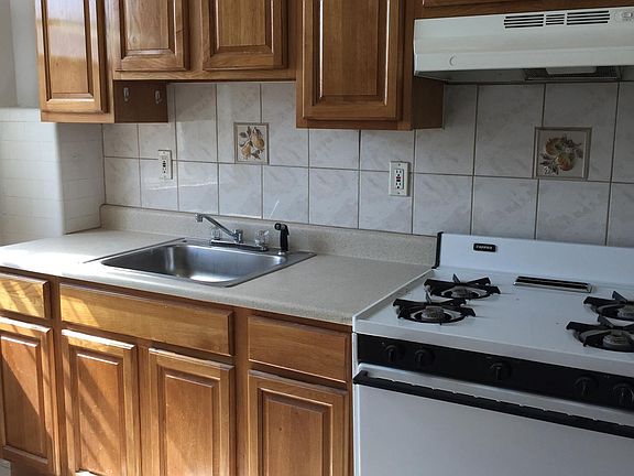 3rd image of 13 Glenwood Ave APT 3
