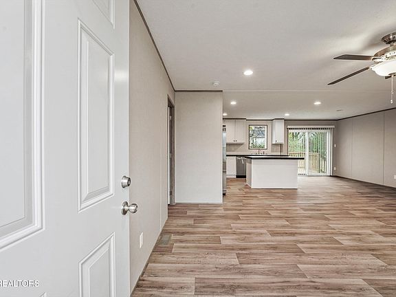 3rd image of 400 Park St
