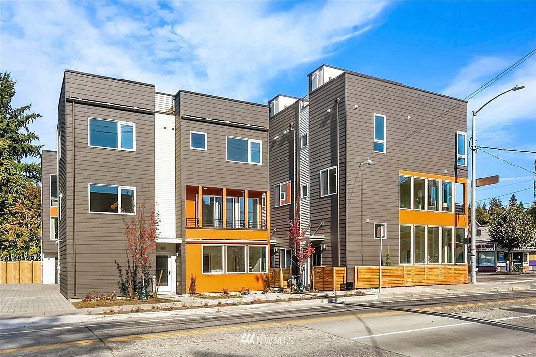 2410 NE 75th St — Photo 2