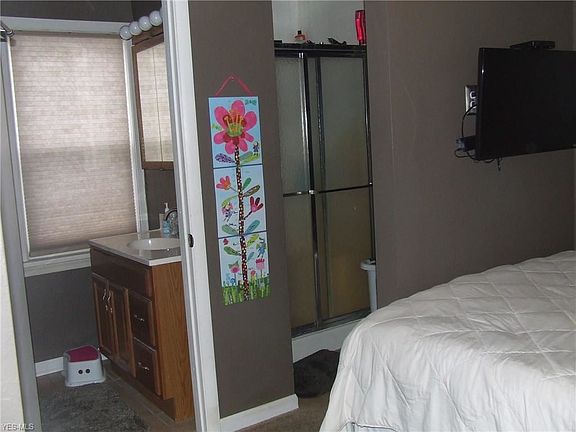 3rd image of 4099 Chester Ave
