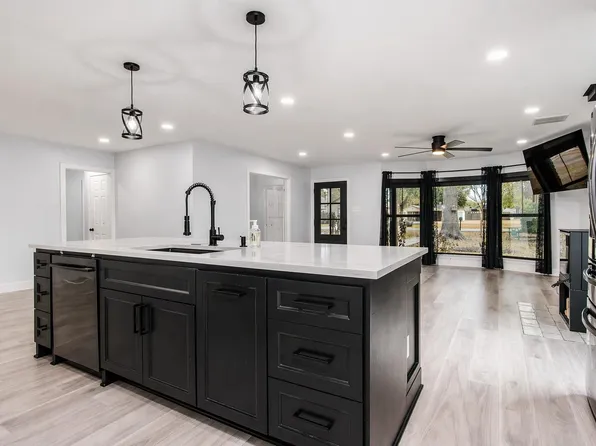 712 Clarence St, Tomball, TX 77375