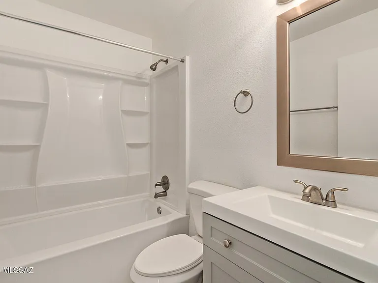 137 S Grande Ave #4 — Photo 7
