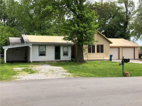802 2nd Ave, Gravette, AR 72736