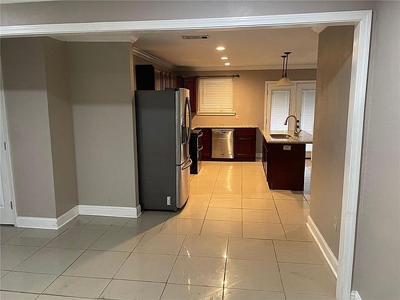 3rd image of 3699 Oak Forest Ave