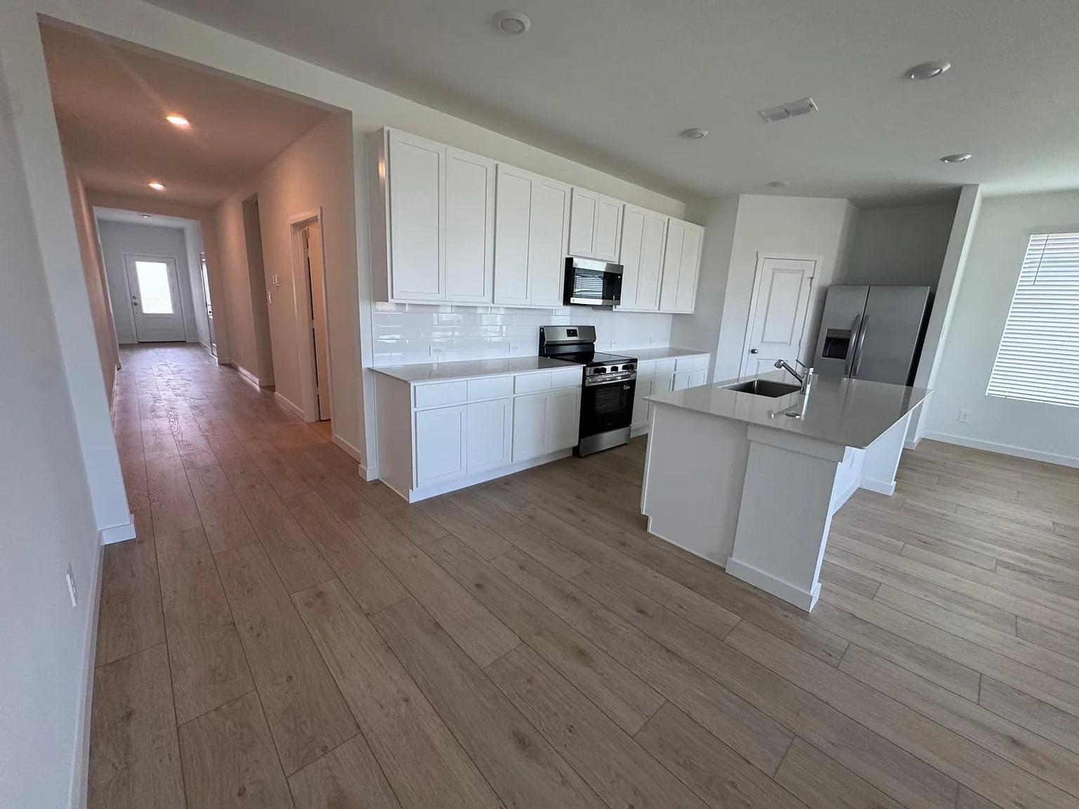 4 bed, 2366 sqft, $2,490 — Photo 4