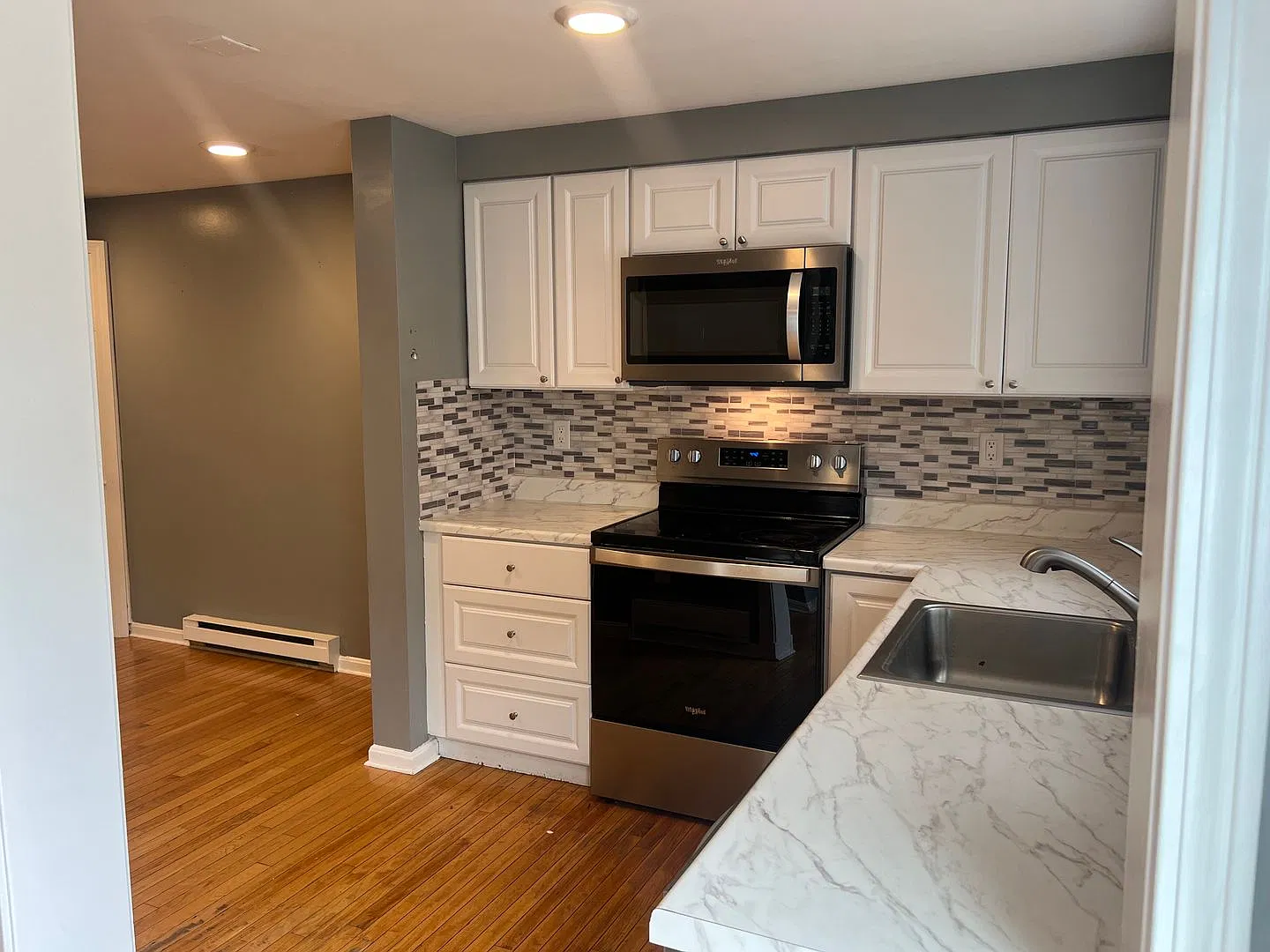 Spacious 2 Bed 2.5 Bath | Hardwood Floors & 2 Parking Spaces — Photo 4