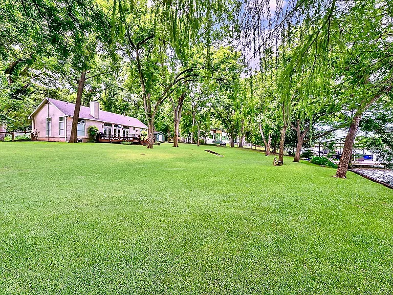 2910 Edgewater Dr — Photo 32