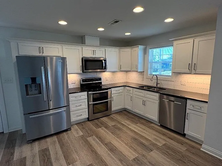 1266 Magnolia St — Photo 2