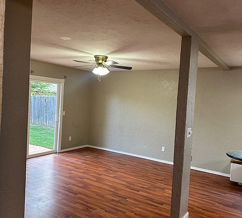 4th image of 922 W Ridgecrest Way