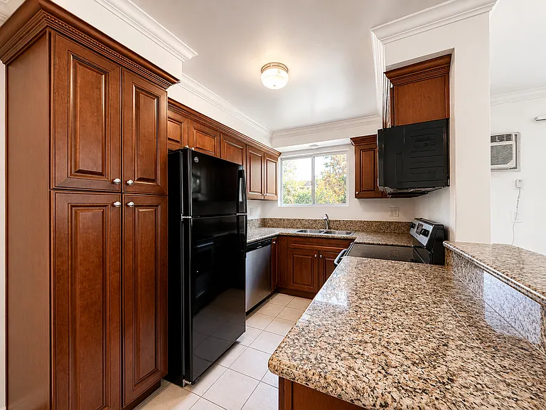 14306 Riverside Dr — Photo 7
