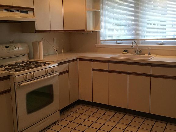 2nd image of 25 E Broadway
