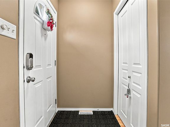 4th image of 1692 Alexandra Street