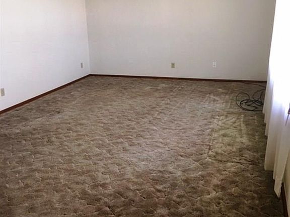 3rd image of 704 Hickory Ln