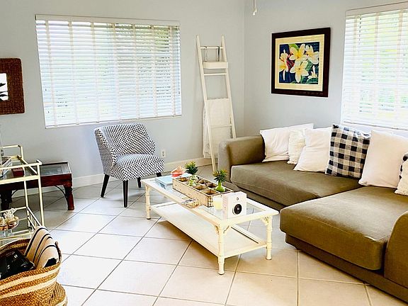 4th image of 100 Venetian Dr APT 6