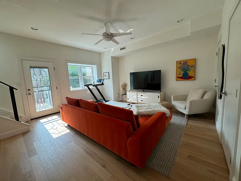 1314 Crease St — Photo 5
