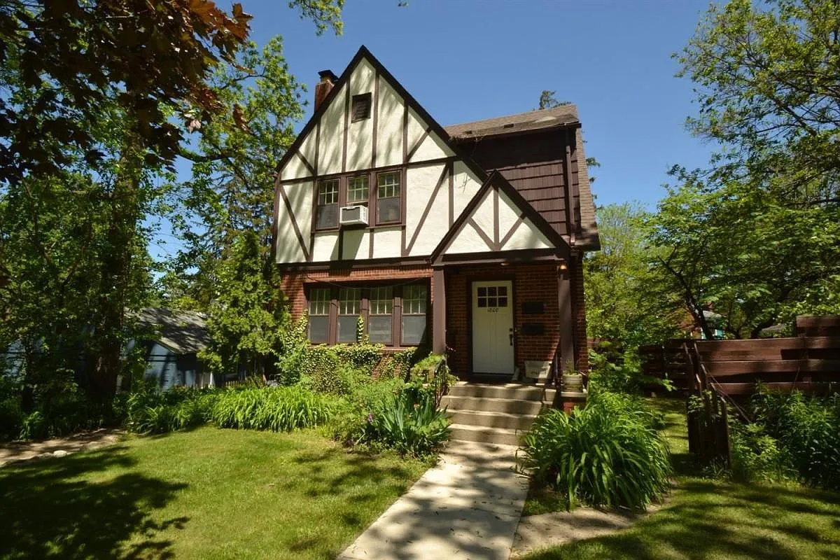 3 bed, 1400 sqft, $2,700 — Photo 1