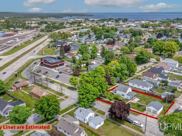 1425 Minnesota Ave, Gladstone, MI 49837