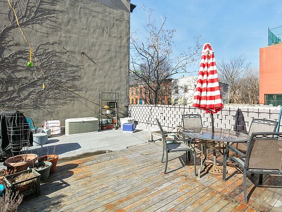 5th image of 118 Douglass St
