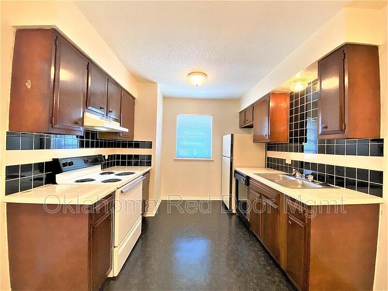 1st image of 3037 N Rockwell Ave