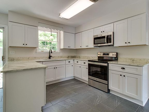 3rd image of 791 Rodney Dr