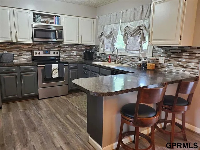 2201 Scarborough Dr — Photo 3