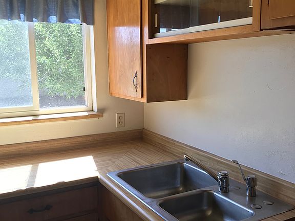 4th image of 661 Elaine St