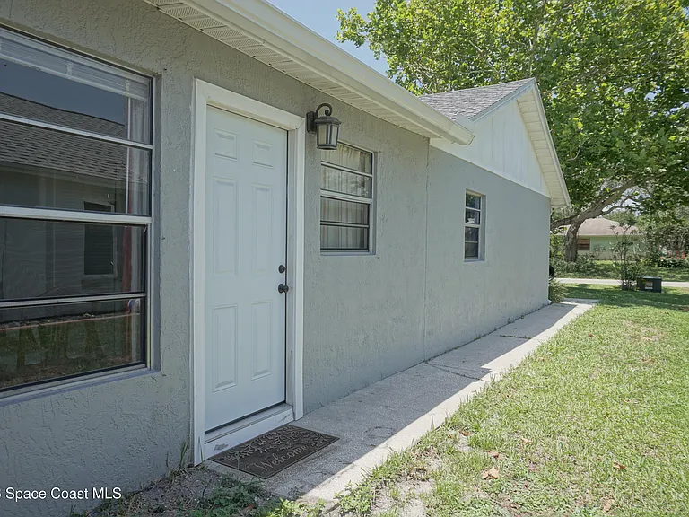 1423 Jasper Ave NW — Photo 1