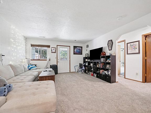 5th image of 240 SE Kane Dr