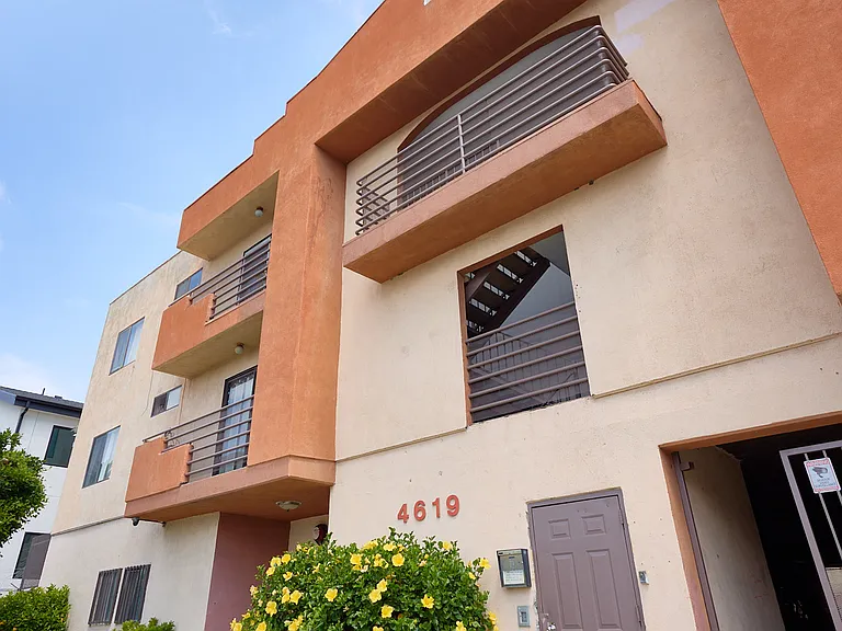 4619 Rosewood Ave — Photo 3