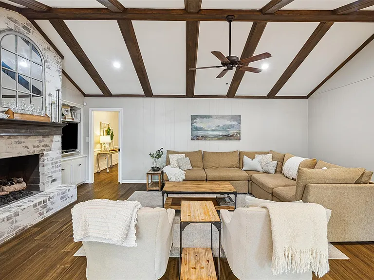 10714 Piping Rock Ln — Photo 2