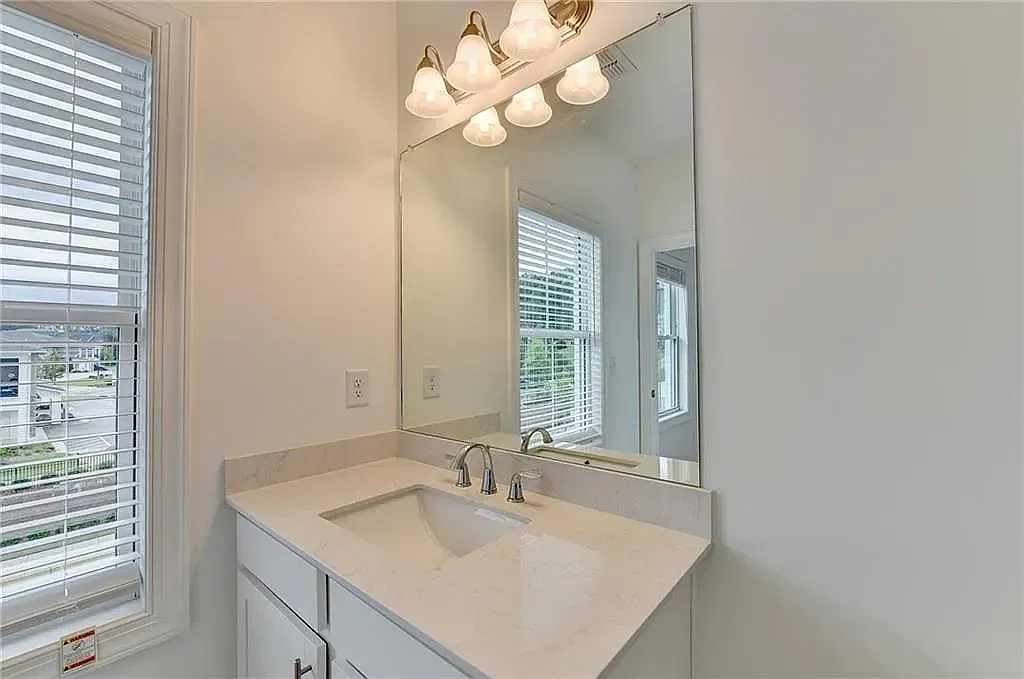 3 bed, 3.5 bath, 1960 sqft, $2,700 — Photo 2