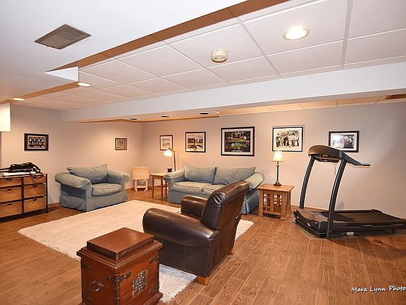 4th image of 245 Carriage Hill Dr