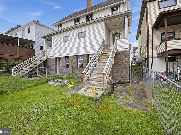 5th image of 1124 1/2 W Locust St #2