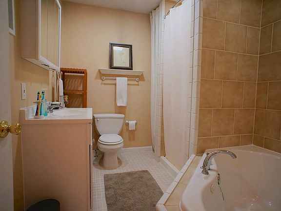 Updated bathroom with jetted tub