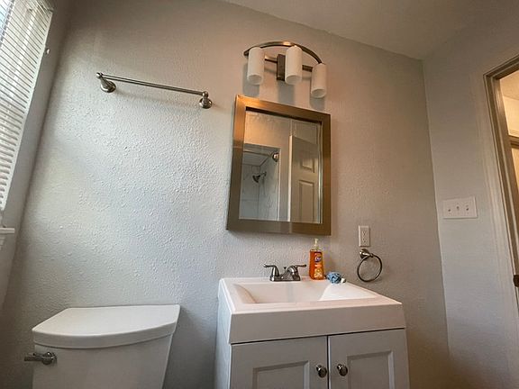 4th image of 619 Marchmont Ln