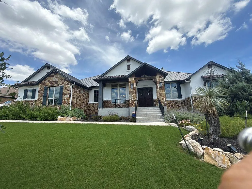 5 bed, 5.5 bath, 4628 sqft, $7,200 — Photo 1