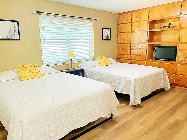 2nd bedroom with 2 queen beds, TV, and desk