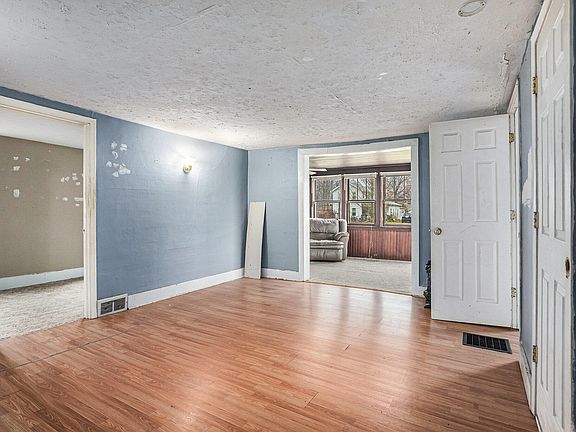 4th image of 207 S Capital Ave
