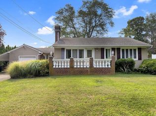 20 John Dr, Farmingville, NY 11738