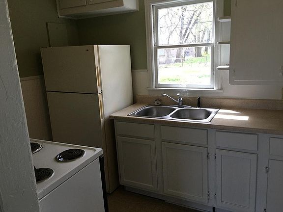 Kitchen with Range oven and Fridge