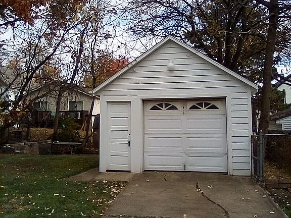 3rd image of 2199 6th St SW