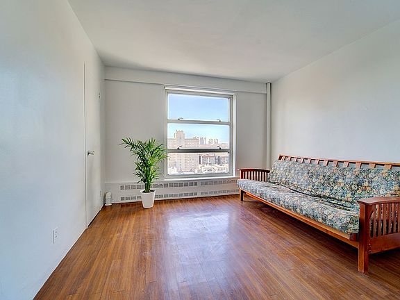 4th image of 100 La Salle St APT 18G