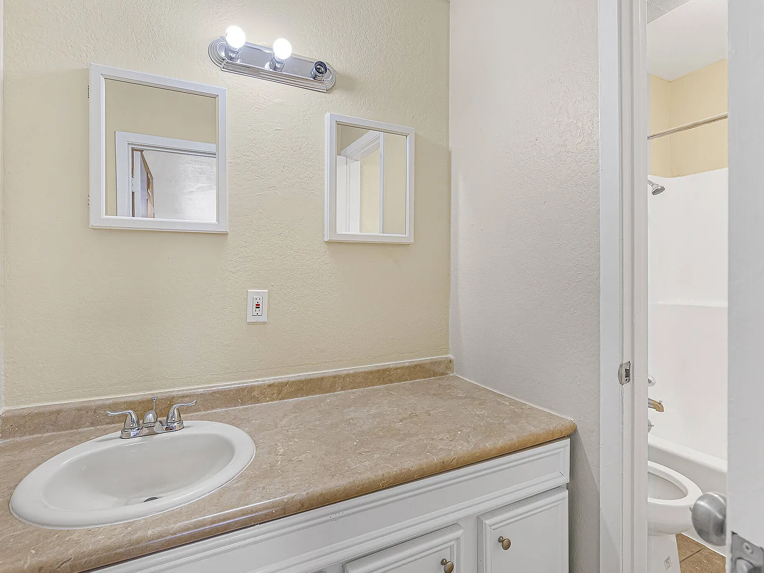 2 bed, $900 — Photo 4