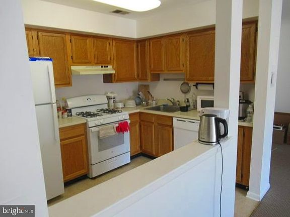 5th image of 104 Heritage Blvd APT 9