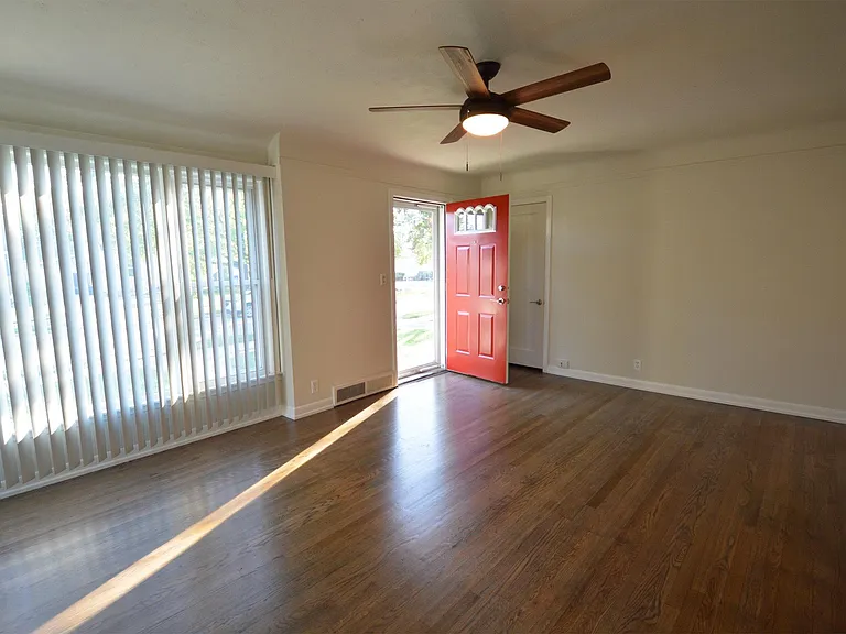 2335 Rowland Ave — Photo 4