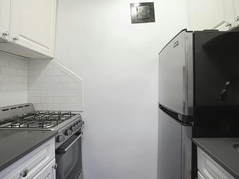 253 W 72nd St #2005 — Photo 4