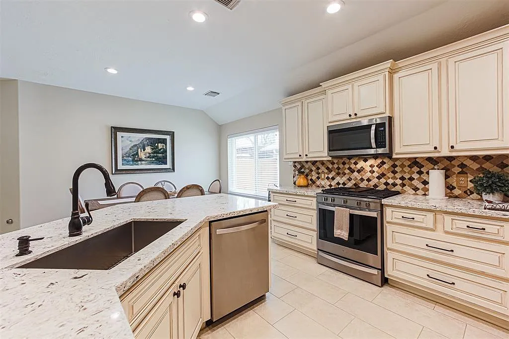 3 bed, 2.0 bath, 1864 sqft, $2,750 — Photo 1